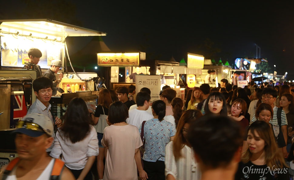 '서울밤도깨비야시장'에 다양한 먹거리를 판매하는 푸트드럭이 모여 한식?중식?일식?양식 등 다채로운 세계음식들을 판매하고 있다.