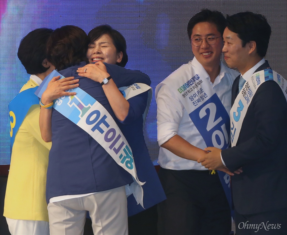 양향자 꽉 껴안은 유은혜 '패자는 없는거야' 27일 오후 서울 송파구 올림픽체조경기장에서 열린 더불어민주당 제2차 정기전국대의원대회에서 신임 여성위원장으로 뽑힌 양향자 후보가 선거기간 경쟁했던 유은혜 후보의 축하를 받으며 부둥켜안고 있다. 청년위원장으로 뽑힌 김병관 후보(맨 오른쪽)도 경쟁했던 이동학 후보의 축하를 받고 있다. 