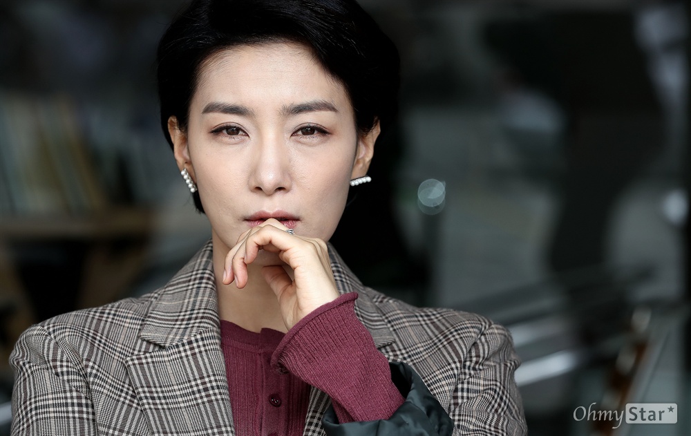  tvN 금토드라마 <굿 와이프>에서 서명희 역의 배우 김서형이 29일 오후 서울 논현동의 한 카페에서 포즈를 취하고 있다.