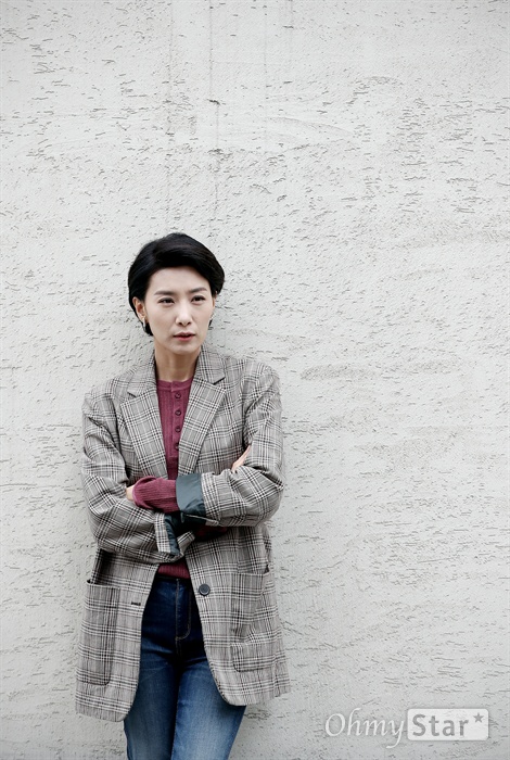   tvN 금토드라마 <굿 와이프>에서 서명희 역의 배우 김서형이 29일 오후 서울 논현동의 한 카페에서 포즈를 취하고 있다.