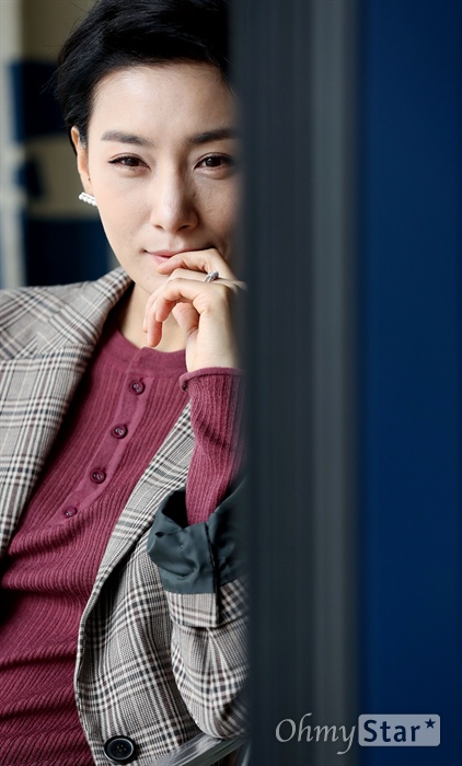   tvN 금토드라마 <굿 와이프>에서 서명희 역의 배우 김서형이 29일 오후 서울 논현동의 한 카페에서 포즈를 취하고 있다.