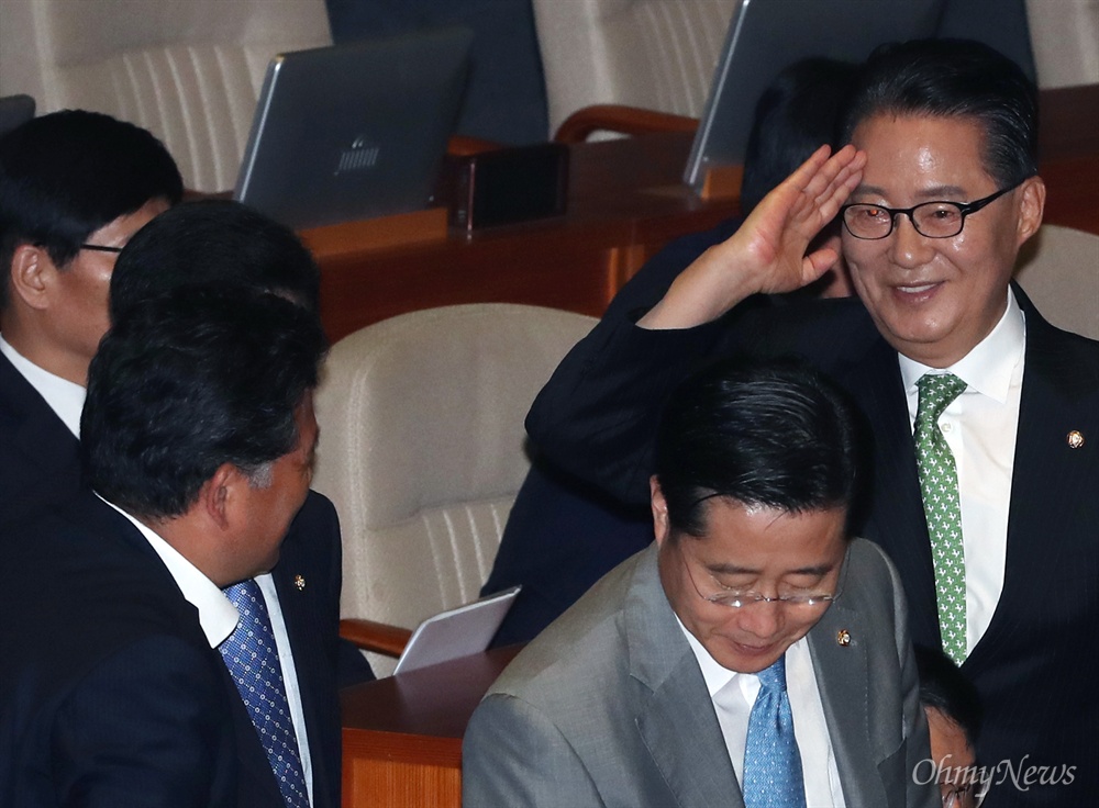 거수경례한 박지원 박지원 국민의당 비대위원장이 7일 오전 국회 본회의장에서 교섭단체 대표연설을 마치고 자리로 향하며 인사하는 동료의원들에게 거수경례를 하고 있다. 