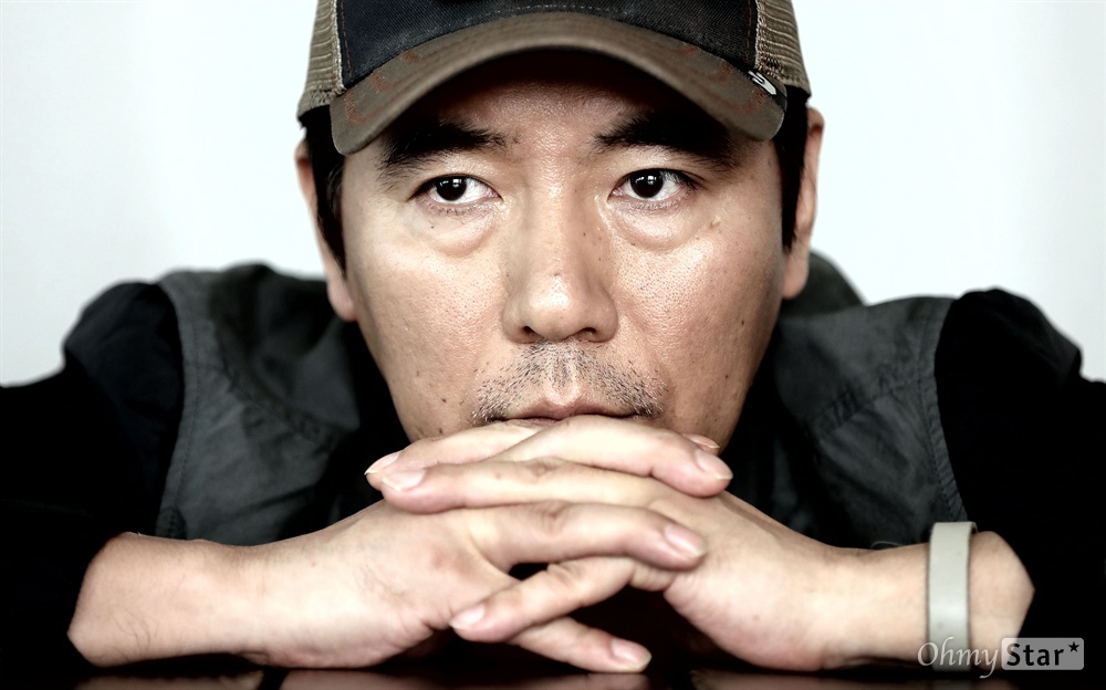  영화<밀정>의 김지운 감독이 9일 오후 서울 삼청동의 한 카페에서 포즈를 취하고 있다.
