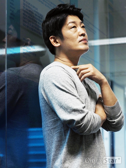  영화 <밀정>에 출연했던 배우 허성태가 지난 7일, 서울 상암동 오마이스타 사무실을 방문했다. 인터뷰에 앞서 사진 촬영에 임한 그는 인상적인 이미지의 배우였다.