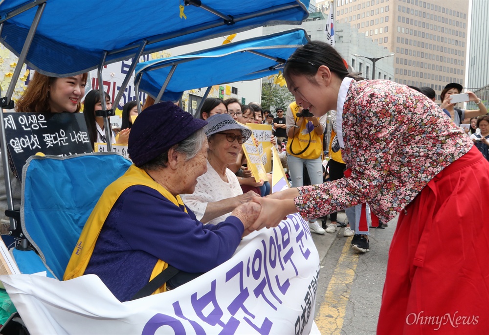 한복 입고 수요시위 참가한 초등학생 한복을 곱게 차려입은 초등학교 6학년생 최유리양이 14일 서울 중학동 옛 일본대사관 맞은편에서 열린 수요시위에 참가해 일본군 위안부 피해자인 김복동·길원옥 할머니의 손을 잡고 있다. 