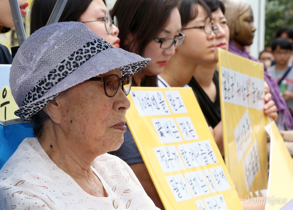 추석 연휴에도 변함없이, 김복동 할머니... 추석 연휴 첫날인 14일 서울 중학동 옛 일본대사관 맞은편에서 열린 1248번째 수요시위에 일본군 위안부 피해자인 김복동 할머니가 참여하고 있다. 할머니의 오른편에 "10억엔을 받고 끝내는 것은 정부가 할머니들을 팔아넘기는 것 밖에 안된다"고 적힌 노란 피켓이 보인다. 