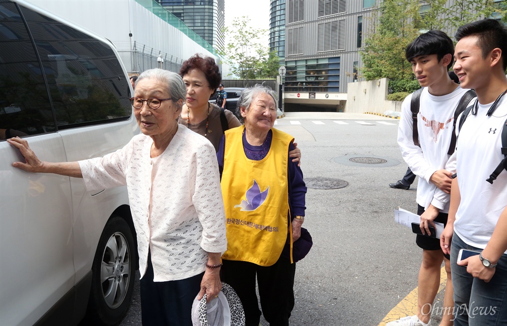 할머니들 배웅한 고등학생 추석 연휴 첫날인 14일 서울 중학동 옛 일본대사관 맞은편에서 열린 1248번째 수요시위에 참여한 길원옥·김복동 할머니가 이날 시위에 참여한 안양 신성고등학교 학생들과 인사하고 있다. 