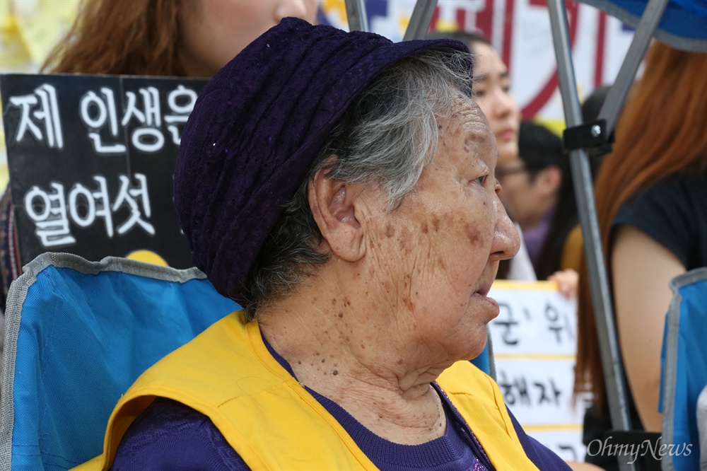 오늘도 변함없이 자리지킨 길원옥 할머니 추석 연휴 첫날인 14일 서울 중학동 옛 일본대사관 맞은편에서 열린 1248번째 수요시위에 일본군 위안부 피해자인 길원옥 할머니가 참여하고 있다.