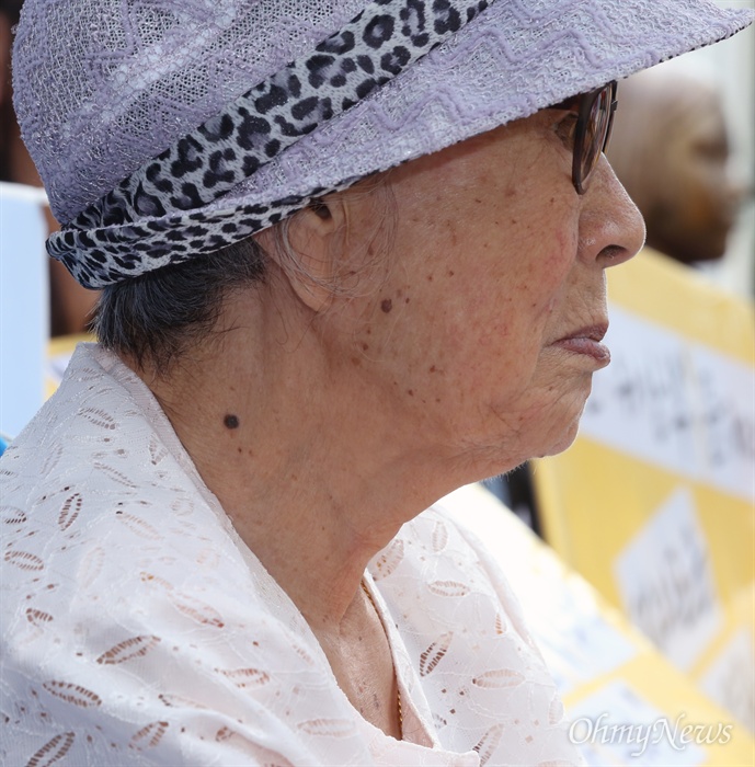 김복동 할머니의 깊은 주름 추석 연휴 첫날인 14일 서울 중학동 옛 일본대사관 맞은편에서 열린 1248번째 수요시위에 일본군 위안부 피해자인 김복동 할머니가 참여하고 있다.