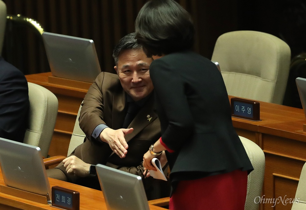 전희경에 손 내민 표창원 21일 오후 대정부질문이 진행중인 국회 본회의장에서 먼저 입장해있던 더불어민주당 표창원 의원이 회의장에 입장해 자리에 앉은 새누리당 전희경 의원에게 손을 내밀어 악수하고 있다. 전희경 의원은 이날 오전 보좌진과 카카오톡 메시지를 주고받던 중 옆자리에 앉은 표 의원이 올린 트위터 글에 대해 “이런 말 같지도 않은 트위 왜 보내냐. 옆자리니까 확 패버리라고? 지금 주 차뿌까?”라는 메시지를 남겼다. 이 메시지는 사진기자들에게 포착되어 기사화 되었고, 표 의원은 페이스북에서 해당 기사를 공유하며 “제 옆자리에 앉아 계신 분이 이런 생각을..."이라며 "경찰 국회경비대에 신변보호 요청을 해야 하나요?”라는 글을 남겼다.