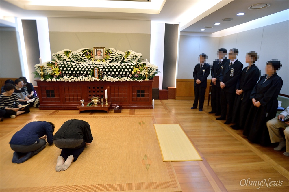  지난해 11월14일 민중총궐기대회 당시 경찰이 직사한 물대포에 맞고 의식불명에 빠졌던 농민 백남기(70)씨가 사고 317일만인 25일 숨을 거둔 가운데 서울 종로구 서울대학병원 장례식장에 조문이 이어지고 있다. 
