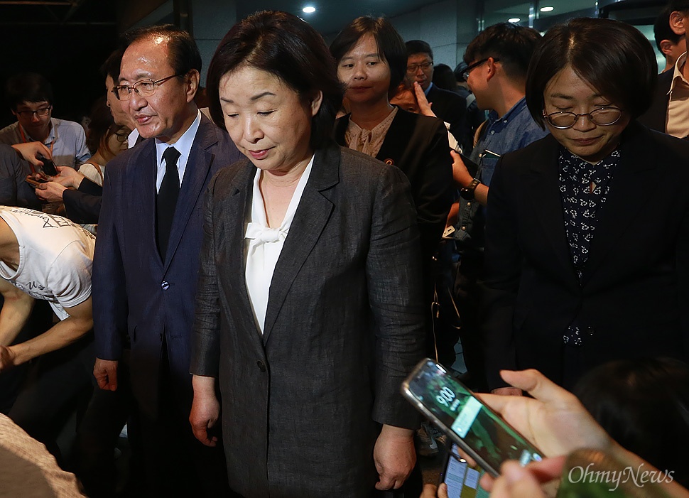 심상정 "무고한 생명 희생됐는데 사과없는 정부는 박근혜 정부가 유일" 지난해 민중총궐기 도중 경찰 물대포에 맞아 사경을 헤매던 백남기 농민이 317일만에 사망한 가운데, 25일 오후 서울 종로구 서울대병원 장례식장에 차려진 백 농민의 빈소에 조문을 마친 정의당 심상정 대표와 노회찬 원내대표, 이정미, 추혜선 의원이 자리를 나서고 있다.
이날 심 대표는 "국가폭력으로 무고한 생명 희생 됐을때 사과없는 정부는 박근혜 정부가 유일할 것이다"며 "반드시 진상규명되고 철저히 책임 물어야 한다"고 말했다.