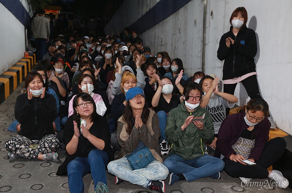 백남기 농민 부검 영장 기각 속보에 환호하는 학생들 26일 오전 서울 종로구 서울대병원 장례식장에 마련된 고 백남기 농민 빈소에서 검찰의 강제부검을 막기 위해 밤새 빈소를 지킨 학생들이 부검 영장 기각 속보에 박수를 치며 환호하고 있다.