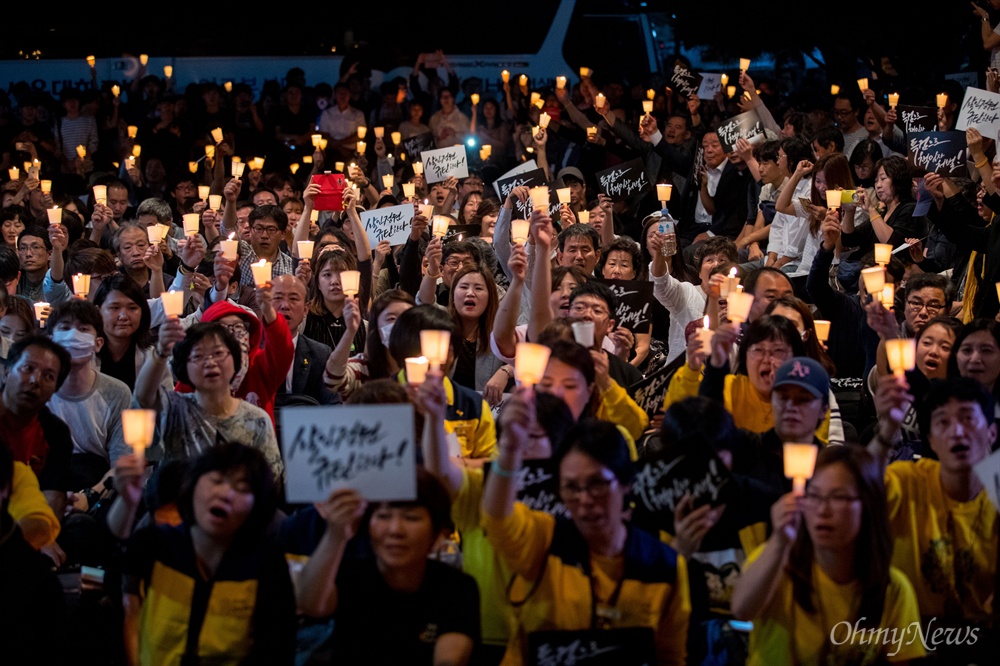 장례식에 모인 촛불 "살인정권 규탄한다" 26일 오후 서울 종로구 서울대학교병원 장례식장에서 고 백남기 농민 추모 및 박근혜 정부 규탄 촛불문화제가 열리고 있다. 