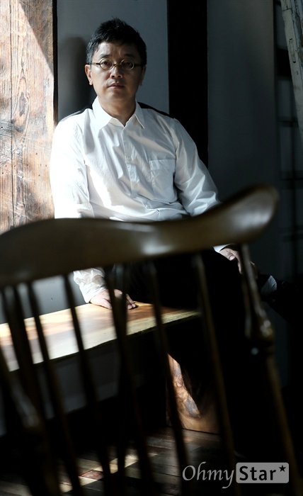  영화 <죽여주는 여자>의 이재용 감독이 29일 오후 서울 삼청동의 한 카페에서 포즈를 취하고 있다.