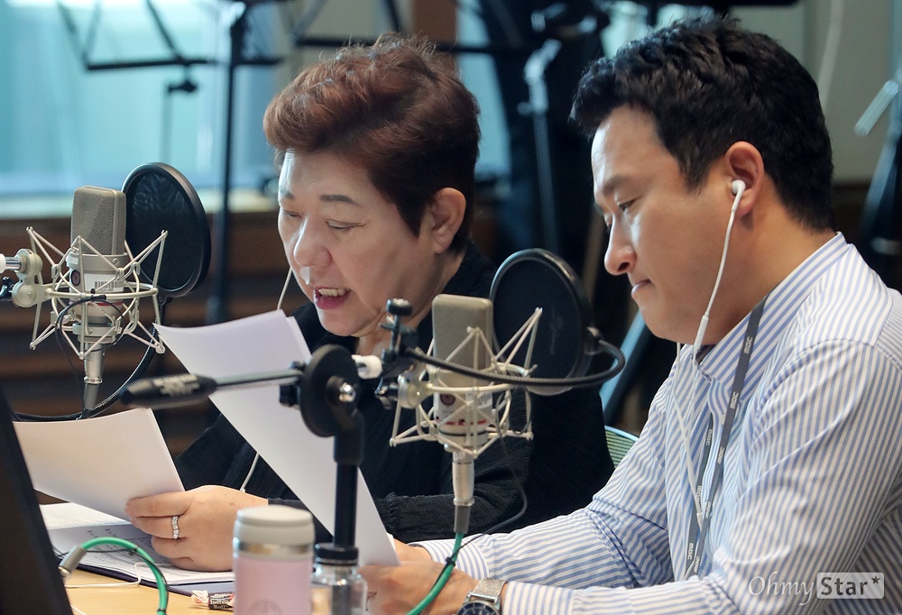  MBC 표준FM의 <여성시대 양희은, 서경석입니다>의 양희은과 서경석이 7일 오전 서울 상암동 MBC사옥에서 생방송을 진행하고 있다.