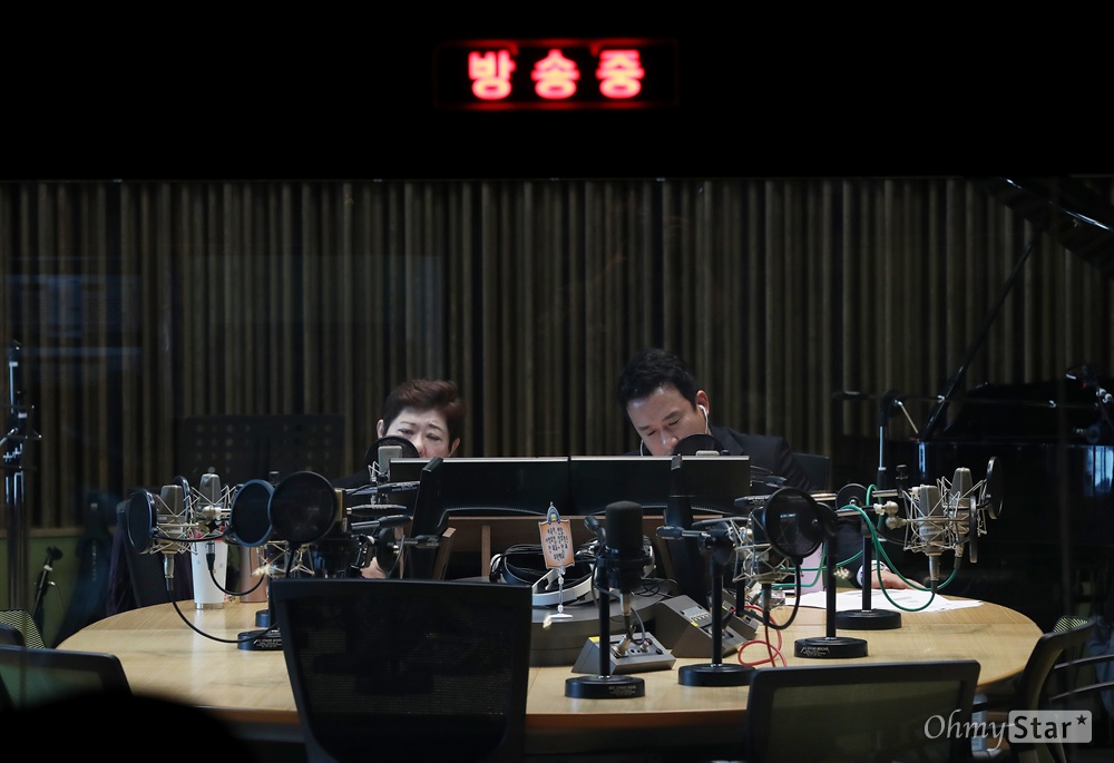  MBC 표준FM의 <여성시대 양희은, 서경석입니다>가 7일 오전 서울 상암동 MBC사옥에서 생방송되고있다.