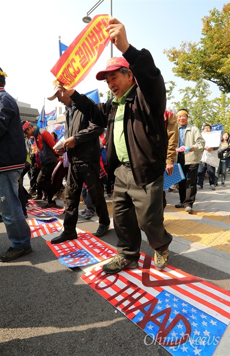 "사드가고 평화오라!" ‘사드배치 철회 촉구 결의대회’가 11일 오후 서울 광화문 미대사관앞에서 경북 김천시와 성주군 주민들이 참석한 가운데 사드배치철회성주투쟁위와 사드반대김천시민대책위 주최로 열렸다. 집회에 참석한 주민들이 성조기를 밟으며 보신각까지 행진을 시작하고 있다.