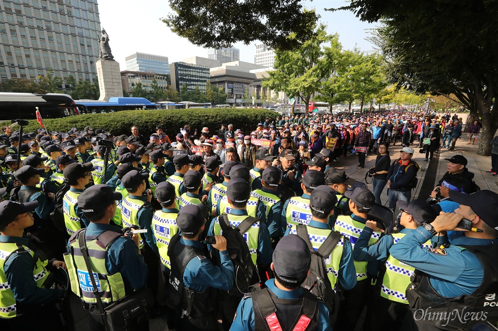 "사드가고 평화오라!" ‘사드배치 철회 촉구 결의대회’가 11일 오후 서울 광화문 미대사관앞에서 경북 김천시와 성주군 주민들이 참석한 가운데 사드배치철회성주투쟁위와 사드반대김천시민대책위 주최로 열렸다. 피켓을 들고 보신각까지 행진을 하는 주민들을 경찰이 잠시 가로막고 있다.