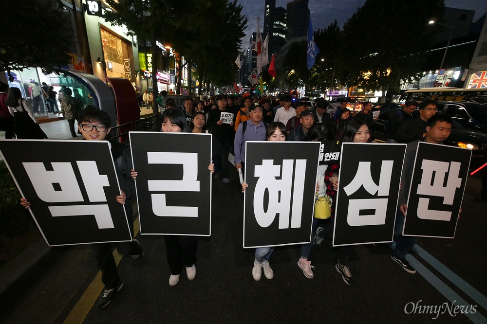 "부검 말고 특검! 지키자 백남기" '살인정권 규탄! 고 백남기 농민 추모대회'가 22일 오후 고인이 경찰 물대포에 맞아 쓰러진 종로구청앞 사거리와 인접한 서울 청계천 광통교 부근에서 열렸다. 참석자들은 경찰의 강제부검 시도를 규탄하며 빈소가 마련된 서울대병원 장례식장까지 행진을 벌였다.