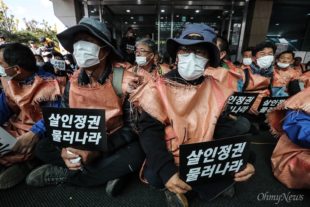  성직자, 농민, 노동자, 시민, 학생들이 25일 오후 연건동 서울대병원 장례식장에서  고 백남기 농민에 대한 경찰 강제부검 영장 집행을 저지하고 있다. 