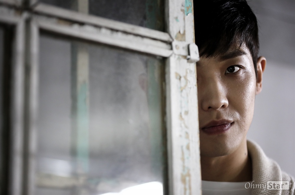  영화 <럭키>에서 재성 역의 배우 이준이 25일 오후 서울 삼청동의 한 카페에서 인터뷰에 앞서 포즈를 취하고 있다.