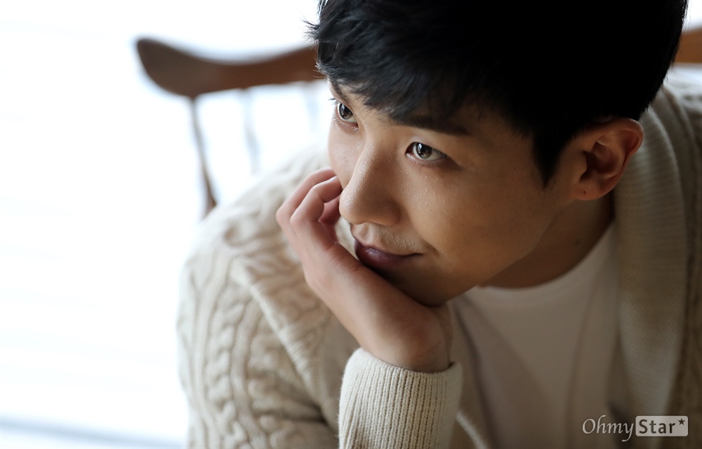  영화 <럭키>에서 재성 역의 배우 이준이 25일 오후 서울 삼청동의 한 카페에서 인터뷰에 앞서 포즈를 취하고 있다.