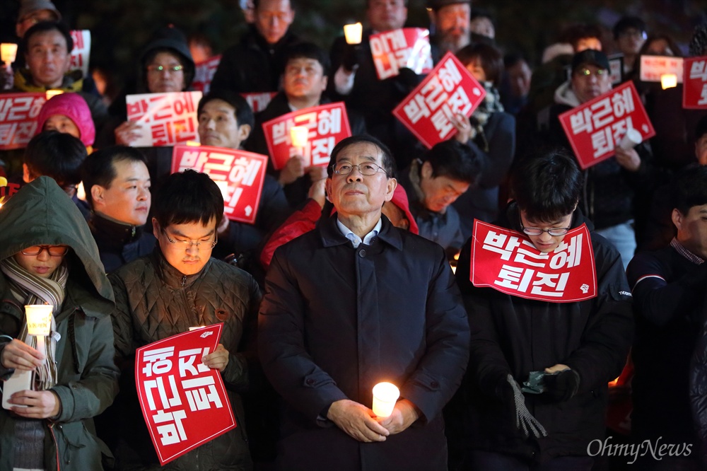 "박근혜 퇴진" 촛불 든 박원순 서울시장 '박근혜 대통령은 즉각 물러나야 합니다'는 긴급성명을 발표한 박원순 서울시장이 2일 오후 서울 청계광장 부근에서 열린 '비선실세' 최순실 국정농단 사태 관련 박근혜 퇴진 촛불집회에 참석했다.