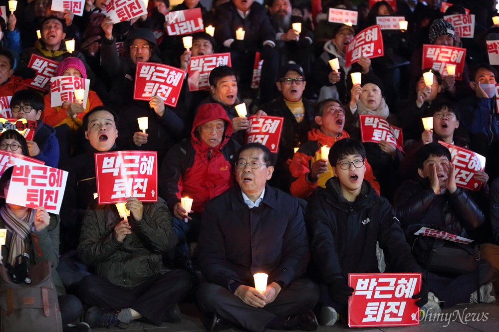 "박근혜 퇴진" 촛불 든 박원순 서울시장 '박근혜 대통령은 즉각 물러나야 합니다'는  긴급성명을 발표한 박원순 서울시장이 2일 오후 서울 청계광장 부근에서 열린 '비선실세' 최순실 국정농단 사태 관련 촛불집회에서 시민들과 함께 "박근혜 퇴진"을 요구하고 있다.