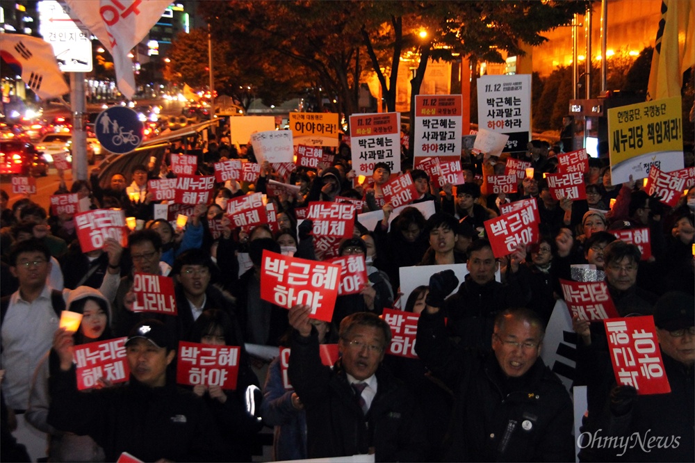  '내려와라 박근혜 대전시민 촛불행동' 2일째 집회가 2일 밤 대전 서구 둔산동 갤러리아타임월드 앞에서 개최됐다. 이날 집회에는 700여명의 시민들이 참석했으며, 절반 가량이 중고생들이었다. 이들은 '박근혜는 하야하라', '새누리당 해체하라', '최순실을 구속하라'는 구호를 외치며 거리행진을 벌였다.