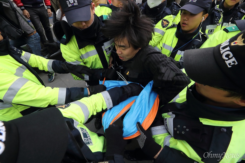 "박근혜 퇴진" 천막 강제철거하는 경찰 '박근혜 퇴진 문화예술인 시국선언'(7,449명, 288단체 참여)이 4일 오전 광화문광장에서 '우리 모두 블랙리스트 예술가다 예술행동위원회 주최로 열렸다. 참석자들은 "박근혜-최순실 게이트 철저수사, 책임자 처벌, 국회 청문회 실시, 차은택-김종 구속수사, 최순실-차은택-김종 문화부역자 사퇴, 예술검열, 문화행정 파탄 책임자 처벌" 등을 요구했다. 시국선언 뒤 참가자들이 광화문광장에 '박근혜 퇴진' 천막을 설치하자 경찰들이 강제철거하고 있다.