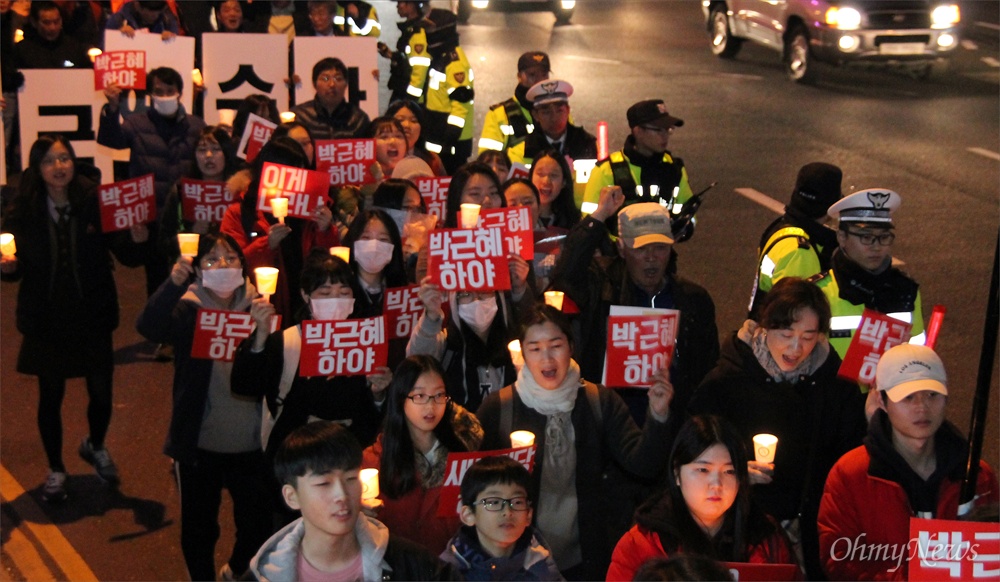  4일 밤 민주수호대전공동행동이 대전 서구 갤러리아타임월드 백화점 앞에서 개최한 '하야하라 박근혜 대전시민 촛불행동'에 1200여명의 시민들이 참여해 '박근혜 하야'와 '새누리당 해체'를 외치며 거리행진을 벌였다.