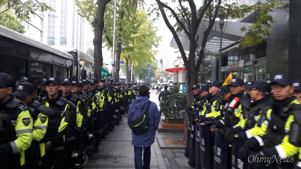  5일 광화문 광장에서 '내려와라 박근혜 2차 범국민행동'이 예정된 가운데 서울시경찰청 주변은 경찰 병력으로 가득하다. 