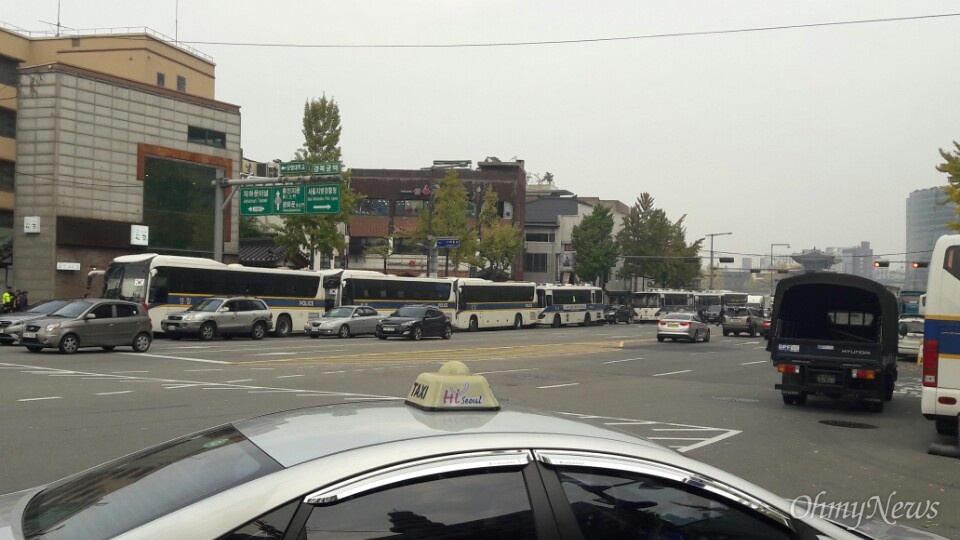  5일 광화문 광장에서 '내려와라 박근혜 2차 범국민행동'이 예정된 가운데 서울시경찰청 주변은 경찰 병력으로 가득하다. 
