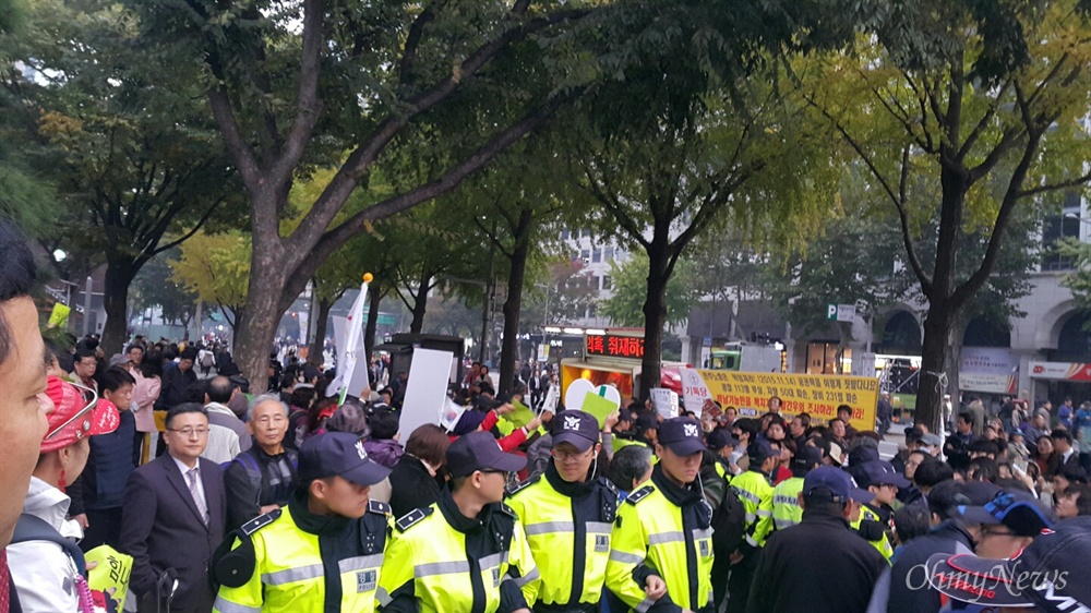  '내려와라 박근혜 2차 범국민행동'이 열리고 있는 광화문 광장 한켠에서 새마음포럼이라는 보수단체 회원 20여명이 '대한민국 지킬 것인가 버릴 것인가'라는 주제로 박근혜 대통령 지지 집회를 열고 있다.