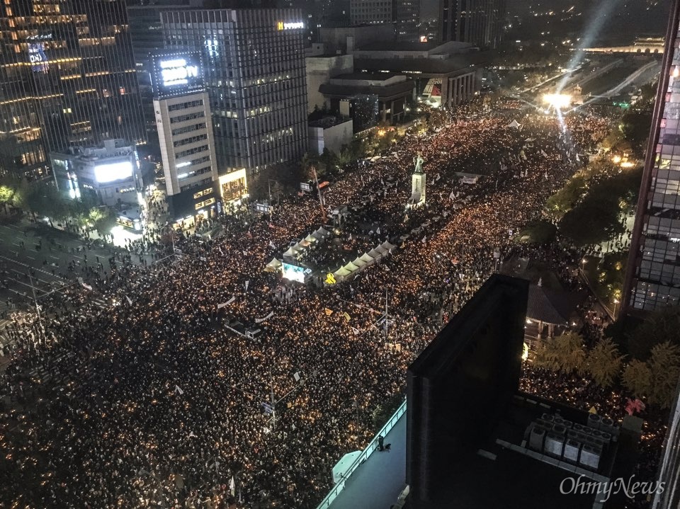  5일 오후 광화문광장에서 '#내려와라_박근혜 2차 범국민대회'에 참여한 수만명의 시민, 학생, 노동자, 농민들이 "박근혜 퇴진하라"를 외치며 행진을 시작했다.