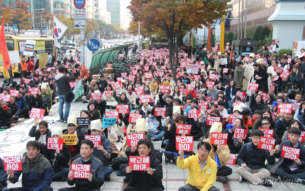  5일 오후 대전 서구 둔산동 갤러리아타임월드 백화점 앞에서 열린 '박근혜 하야 촉구 대전시민 샤우팅대회'에 2500여명의 시민들이 참석했다.