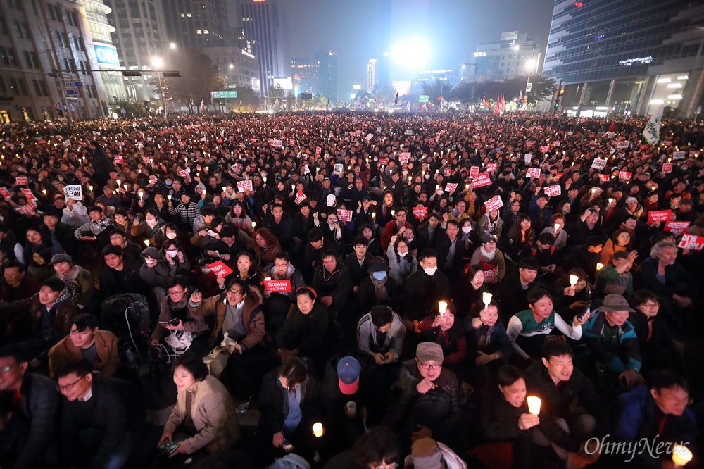 분노한 시민들 "박근혜 퇴진" 5일 오후 광화문광장에서 '#내려와라_박근혜 2차 범국민대회'에 참여한 수만명의 시민, 학생, 노동자, 농민들이 "박근혜 퇴진"을 요구하고 있다.