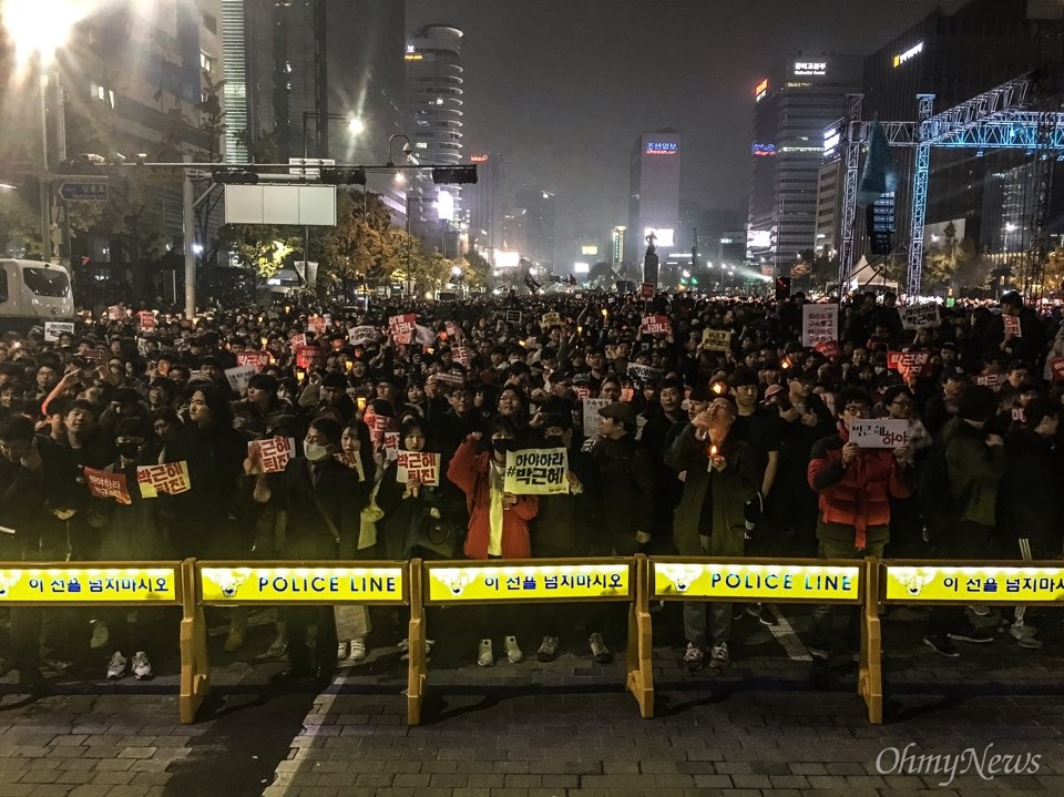   5일 광화문에서 열린 '내려와라 박근혜 2차 범국민행동' 공식 일정이 끝난 뒤 집회 참가자들이 세종대왕 동상 앞에서 경찰과 대치 중이다. 폴리스라인 뒤로 시민들이 구호를 외치고 있다.