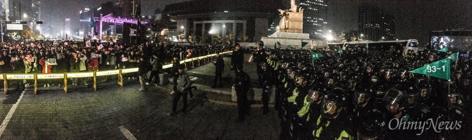   5일 광화문에서 열린 '내려와라 박근혜 2차 범국민행동' 공식 일정이 끝난 뒤 집회 참가자들이 세종대왕 동상 앞에서 경찰과 대치 중인 모습.