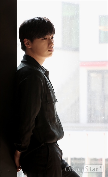  영화<스플릿>에서 영훈 역의 배우 이다윗이 2일 오전 서울 삼청동의 한 카페에서 인터뷰에 앞서 포즈를 취하고 있다.