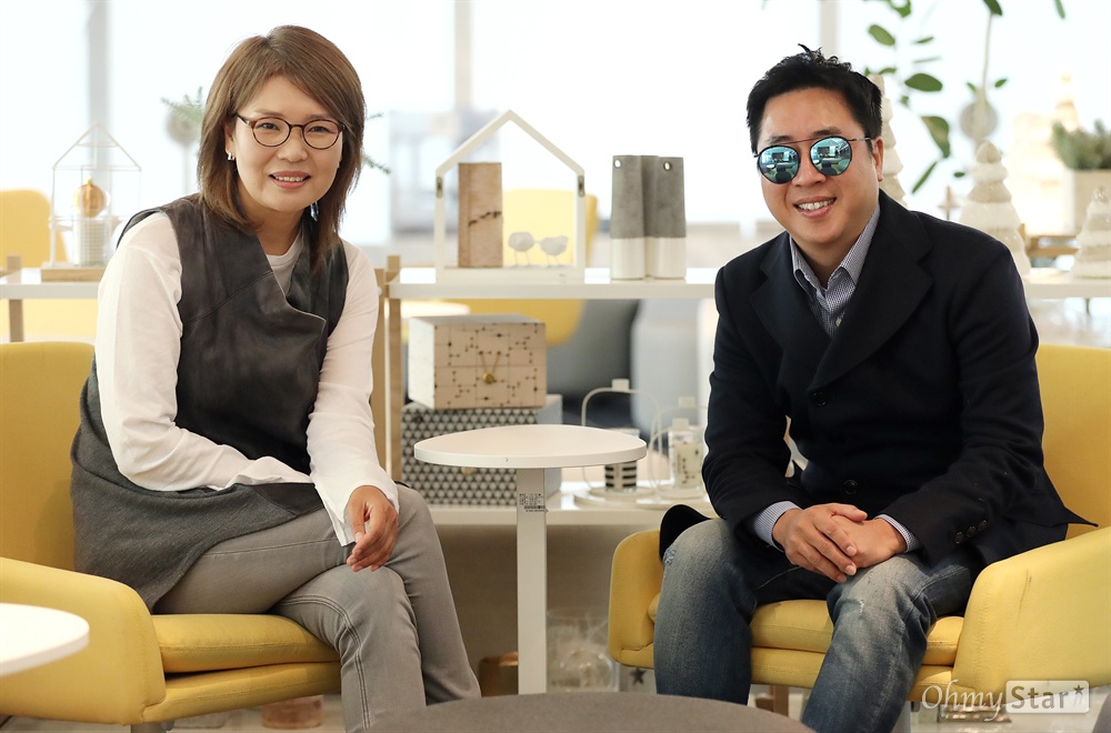  다큐멘터리 <시소>의 개그맨 이동우와 고희영 감독이 8일 오후 서울 삼성동 SM사무실에서 인터뷰에 앞서 포즈를 취하고 있다.