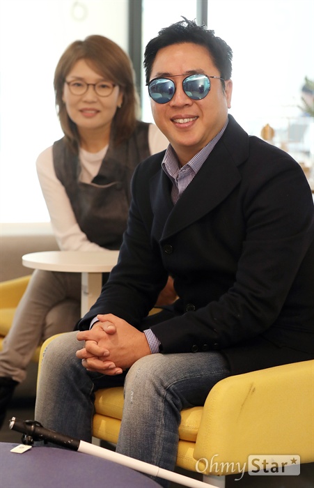  다큐멘터리 <시소>의 개그맨 이동우와 고희영 감독이 8일 오후 서울 삼성동 SM사무실에서 인터뷰에 앞서 포즈를 취하고 있다.