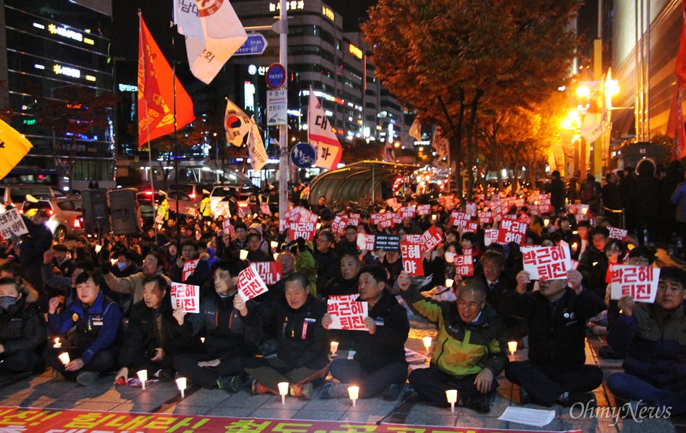  9일 밤 대전 서구 갤러리아타임월드 백화점 앞에서 열린 8번째 '하야하라 박근혜 대전시민 촛불행동'에 2000여명의 시민들이 참여해 '박근혜 하야', '새누리당 해체'를 외쳤다.