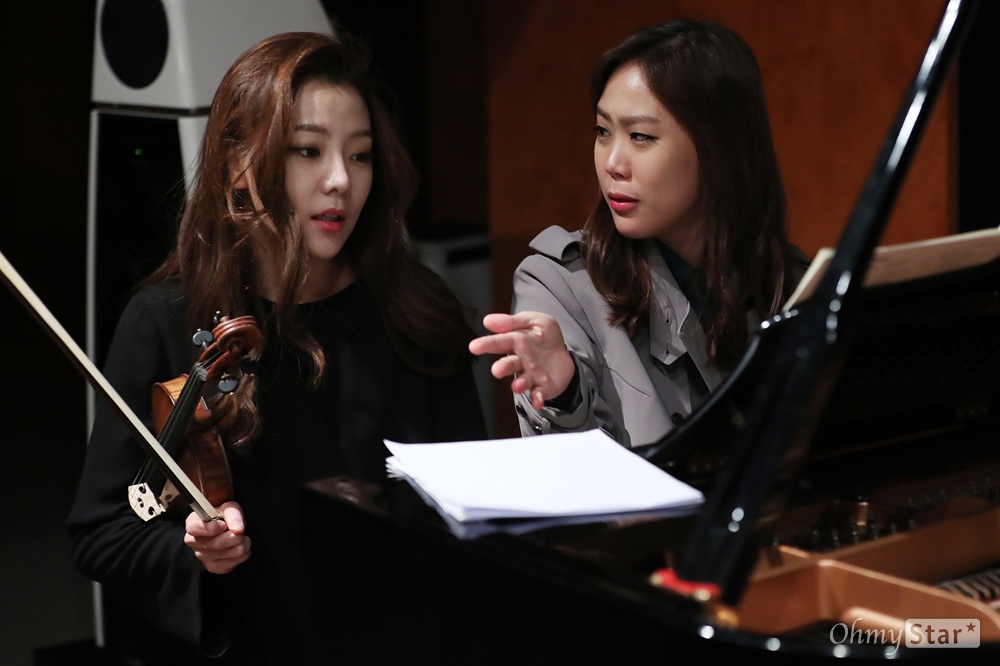 바이올리니스트 클라라 주미 강과 피아니스트 손열음이 9일 오후 서울 청담동의 한 공연장에서 공연에 앞서 리허설을 하고 있다. 