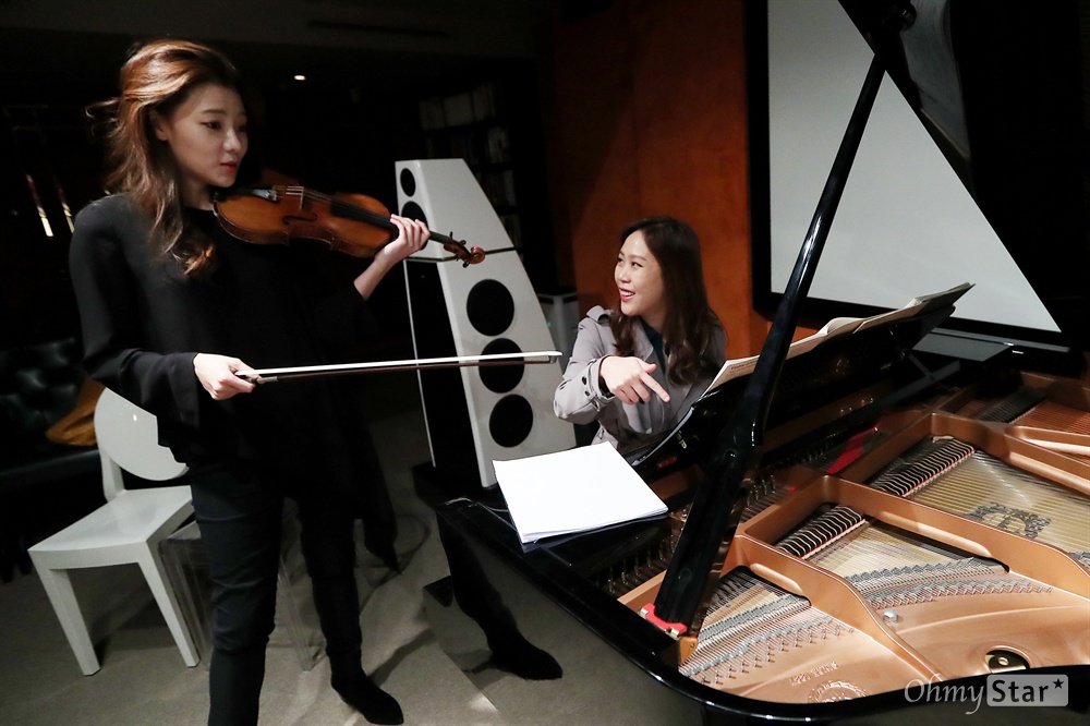  바이올리니스트 클라라 주미 강과 피아니스트 손열음이 9일 오후 서울 청담동의 한 공연장에서 공연에 앞서 리허설을 하고 있다. 