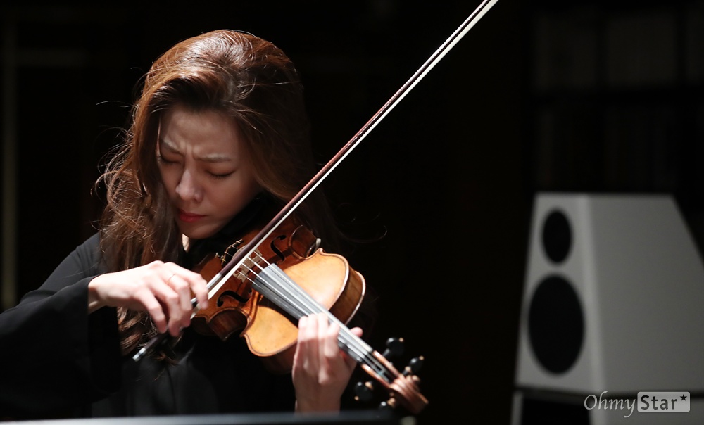   바이올리니스트 클라라 주미 강이 9일 오후 서울 청담동의 한 공연장에서 공연에 앞서 리허설을 하고 있다.