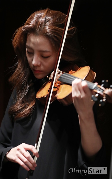   바이올리니스트 클라라 주미 강이 9일 오후 서울 청담동의 한 공연장에서 공연에 앞서 리허설을 하고 있다.