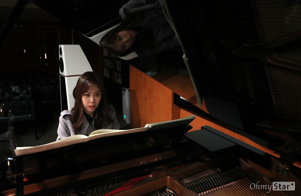  피아니스트 손열음이 9일 오후 서울 청담동의 한 공연장에서 공연에 앞서 리허설을 하고 있다.