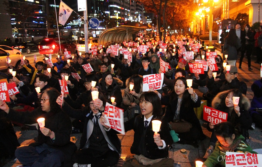  11일 저녁 대전 서구 갤러리아타임월드 백화점 앞에서 열린 '하야하라 박근혜 대전시민촛불행동'에 500여명의 시민들이 참여해 '박근혜 하야', '새누리당 해체'를 외쳤다.